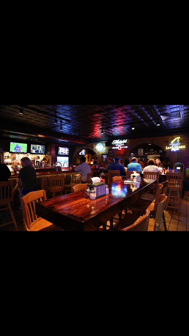 Van's Pizza Pub & Grill